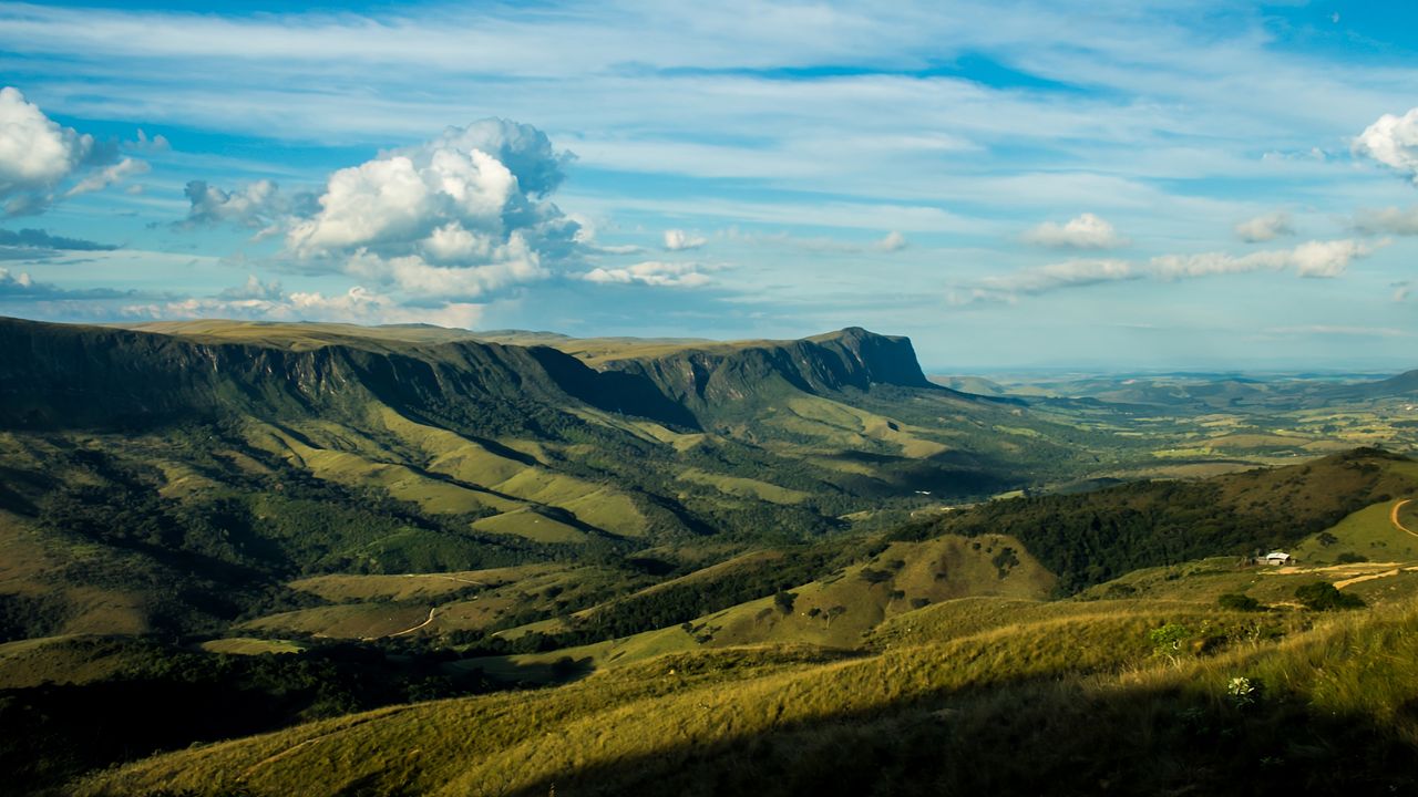 Scenic view of Serra da Canastra's rolling hills and valleys under a blue sky in Brazil.